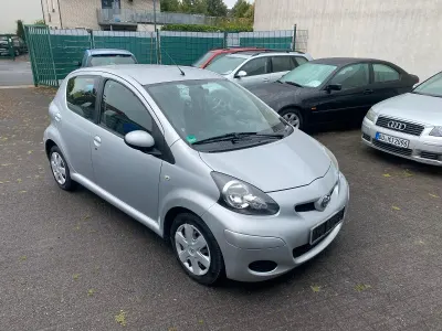 Gebraucht Toyota Aygo 68 PS (50 kW) 2009 Silber Kleinwagen