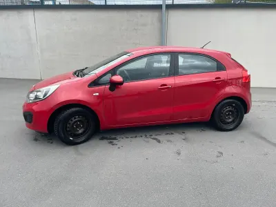 Używany Kia Rio 86 KM (63 kW) 2011 Czerwony Sedan/Limuzyna