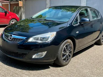 Gebraucht Opel Astra 110 PS (80 kW) 2011 Schwarz Limousine