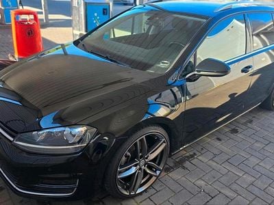 Schwarz Gebraucht 2014 VW Golf VII Highline Kombi | 11.250 € (Etwas zu teuer)