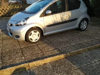 Gebraucht Toyota Aygo 68 PS (50 kW) 2010 Grau Kleinwagen