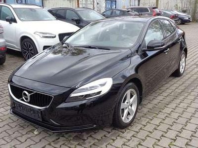 Second-hand Volvo V40 Momentum 122 CP (89 kW) 2018 Negru Berlinǎ
