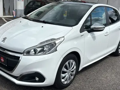 Gebraucht Peugeot 208 Style 82 PS (60 kW) 2018 Weiß Kleinwagen