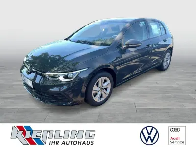 Gebraucht VW Golf VIII Life 131 PS (96 kW) 2023 Grau Limousine