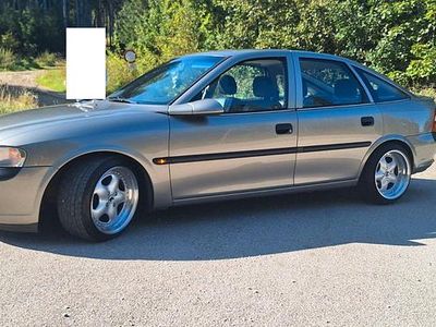 Begagnad Opel Vectra 101 HK (74 kW) 1998 Brun Sedan