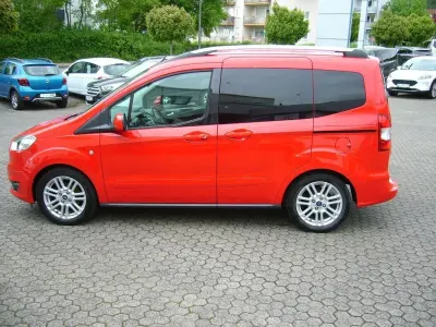 Gebraucht Ford Tourneo Courier Titanium 101 PS (74 kW) 2018 Rot Van / Kleinbus