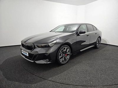 Neu BMW 550e M Sport 489 PS (359 kW) 2025 Grau Limousine