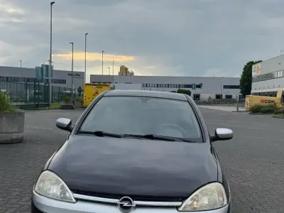 Używany Opel Corsa 75 KM (55 kW) 2002 Czarny Hatchback