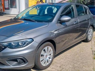 Gebraucht Fiat Tipo 95 PS (69 kW) 2016 Grau Kleinwagen