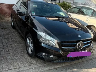 Gebraucht Mercedes A180 122 PS (89 kW) 2014 Schwarz Kleinwagen