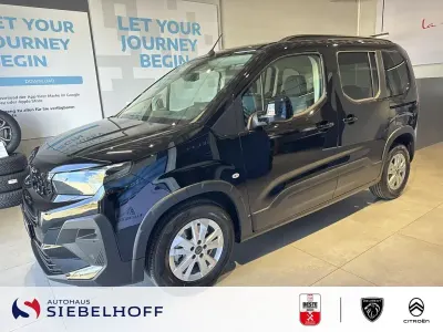 Neu Peugeot Rifter Allure 102 PS (75 kW) 2026 Perla nera schwarz Van / Kleinbus