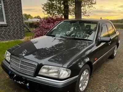 Gebraucht Mercedes C250 113 PS (83 kW) 1993 Schwarz Limousine