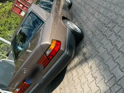 Brugt Mercedes E200 118 HK (86 kW) 1989 Brun Sedan