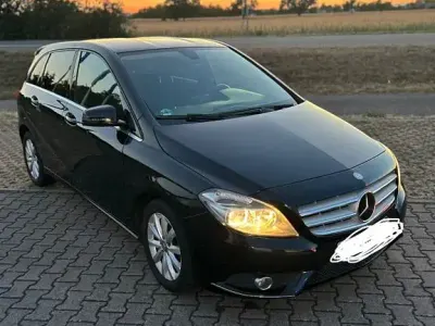 Gebraucht Mercedes B180 109 PS (80 kW) 2012 Schwarz Kleinwagen