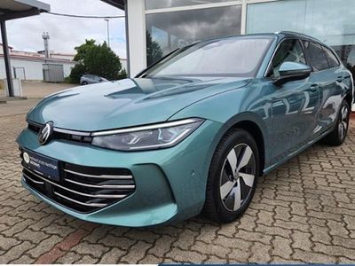Grün Gebraucht 2024 VW Passat Elegance Kombi | 39.900 € (Guter Preis)