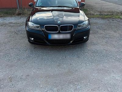 Gebraucht BMW 320 163 PS (119 kW) 2011 Schwarz Limousine