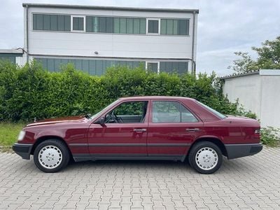 Gebraucht Mercedes E230 132 PS (97 kW) 1989 Rot Limousine