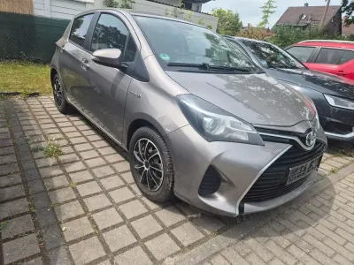 Gebraucht Toyota Yaris Comfort 101 PS (74 kW) 2015 Grau Kleinwagen