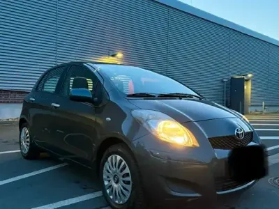 Gebraucht Toyota Yaris 69 PS (50 kW) 2011 Grau Kleinwagen
