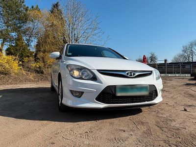 Gebraucht Hyundai i30 109 PS (80 kW) 2011 Weiß Kleinwagen