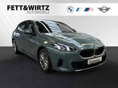 Cape york grün metallic Gebraucht 2025 BMW 120 Shadowline Kleinwagen | 28.443 € (Guter Preis)