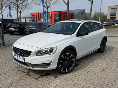 Gebraucht Volvo V60 CC Summum 190 PS (139 kW) 2015 Weiß Kombi