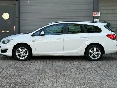 Gebraucht Opel Astra Selection 101 PS (74 kW) 2012 Weiß Kombi