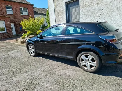 Gebraucht Opel Astra 90 PS (66 kW) 2009 Schwarz Coupé