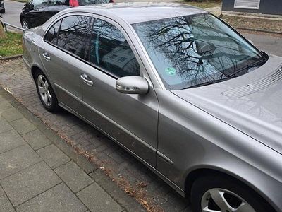 Gold Gebraucht 2003 Mercedes E220 Limousine | 3.200 €