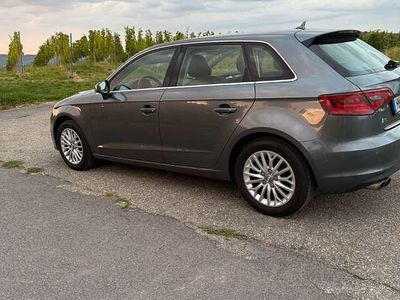 Grau Gebraucht 2015 Audi A3 Sportback Ambiente Kleinwagen | 13.500 € (Fairer Preis)