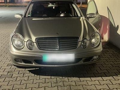 Usata Mercedes E200 Classic 122 CV (89 kW) 2004 Beige Berlina