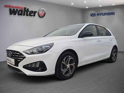 Gebraucht Hyundai i30 120 PS (88 kW) 2021 Polar white / sol Limousine