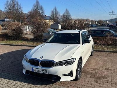 Weiß Gebraucht 2021 BMW 330e Sport Line Kombi | 29.000 € (Fairer Preis)