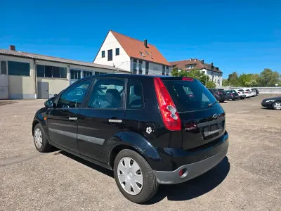 Używany Ford Fiesta 70 KM (51 kW) 2005 Czarny Hatchback