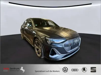 Gebraucht Audi e-tron Ambiente 369 kW (503 PS) 2023 Daytona gray pearl effect SUV