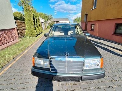 Gebraucht Mercedes E230 132 PS (97 kW) 1992 Grün Limousine