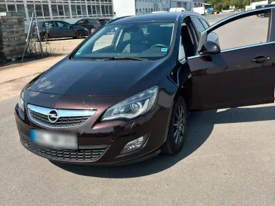 Gebraucht Opel Astra 140 PS (102 kW) 2012 Rot Kombi
