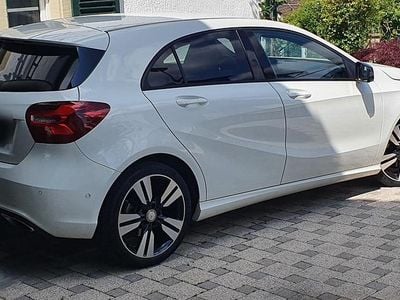 Usata Mercedes A180 Night 122 CV (89 kW) 2016 Bianco Berlina