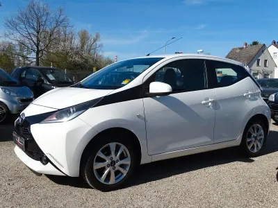 Second-hand Toyota Aygo X-play 69 CP (50 kW) 2015 Alb Hatchback