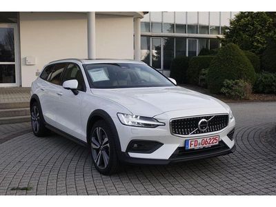 Weiss Gebraucht 2024 Volvo V60 CC Ultimate Kombi | 48.990 €