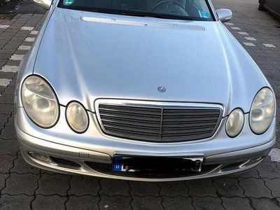 Second-hand Mercedes E220 Classic 150 CP (110 kW) 2002 Argintiu Berlinǎ