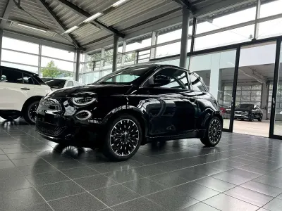 Neu Fiat 500e La Prima 86 kW (118 PS) 2026 Onyx schwarz Kleinwagen