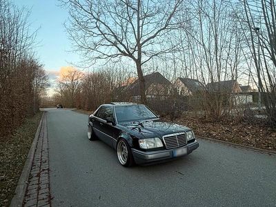 Gebraucht Mercedes E230 140 PS (102 kW) 1992 Schwarz Limousine