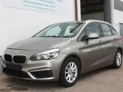 Gebraucht BMW 218 Active Tourer Basis 150 PS (110 kW) 2014 Platinsilber Van / Kleinbus