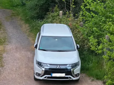 Gebraucht Mitsubishi Outlander P-HEV Edition 99 PS (72 kW) 2019 Weiß Limousine