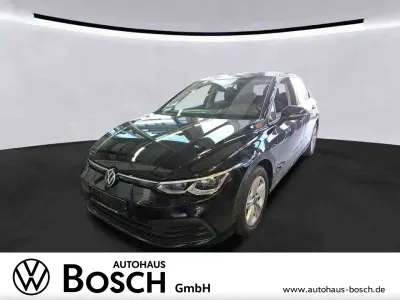 Gebraucht VW Golf VIII Life 131 PS (96 kW) 2023 Deep black perleffekt Limousine