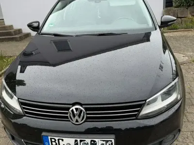 Używany VW Jetta 105 KM (77 kW) 2012 Czarny Sedan/Limuzyna