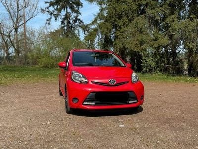 Gebraucht Toyota Aygo 68 PS (50 kW) 2012 Rot Kleinwagen