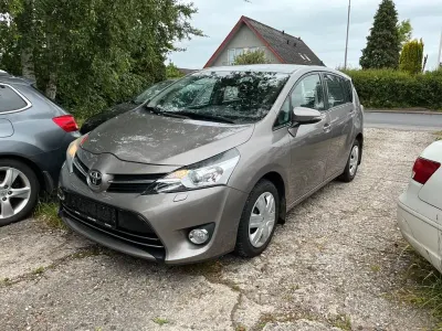 Gebraucht Toyota Verso Skyview Edition 111 PS (81 kW) 2014 Grau Van / Kleinbus
