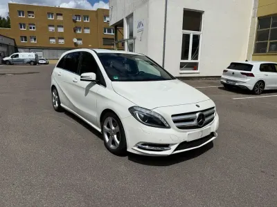 Gebraucht Mercedes B180 122 PS (89 kW) 2014 Weiß Kleinwagen